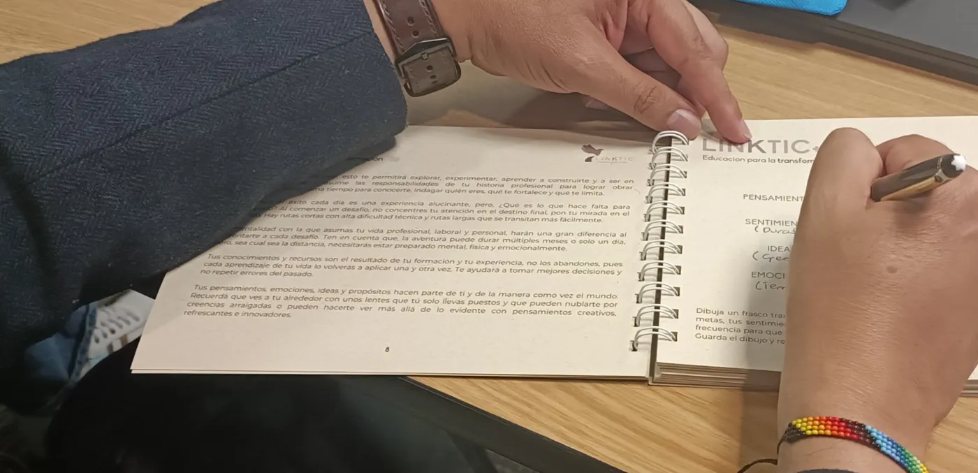 Un profesional escribe en su bitácora durante la mentoría