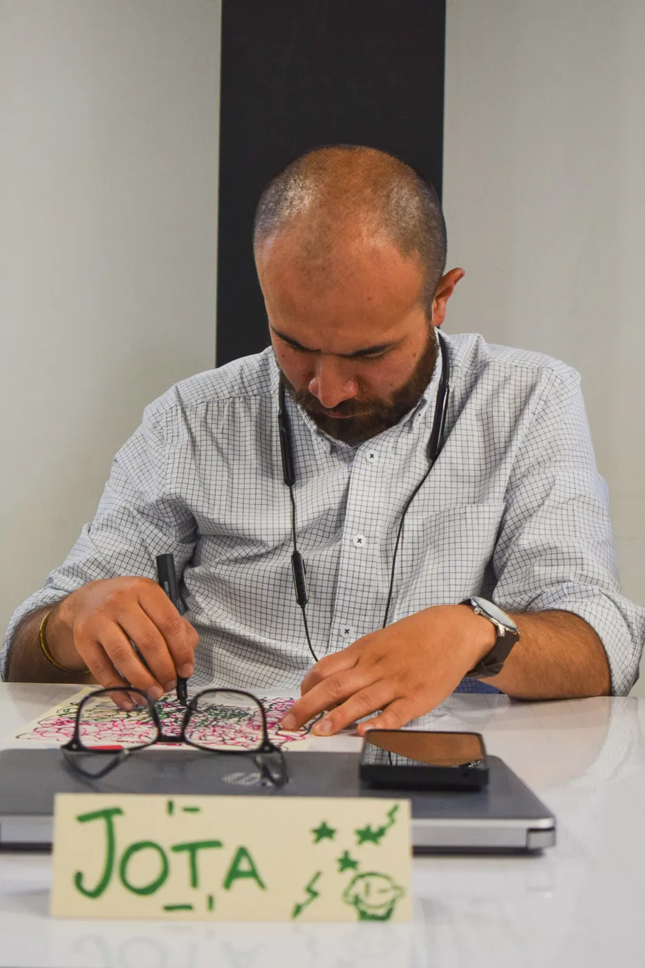 Un profesional concentrado dibuja con marcador durante un ejercicio de mentoría
