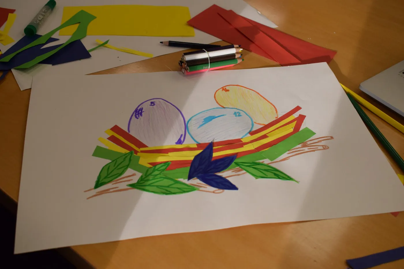 Dibujo de un nido con tres huevos marcados como relojes