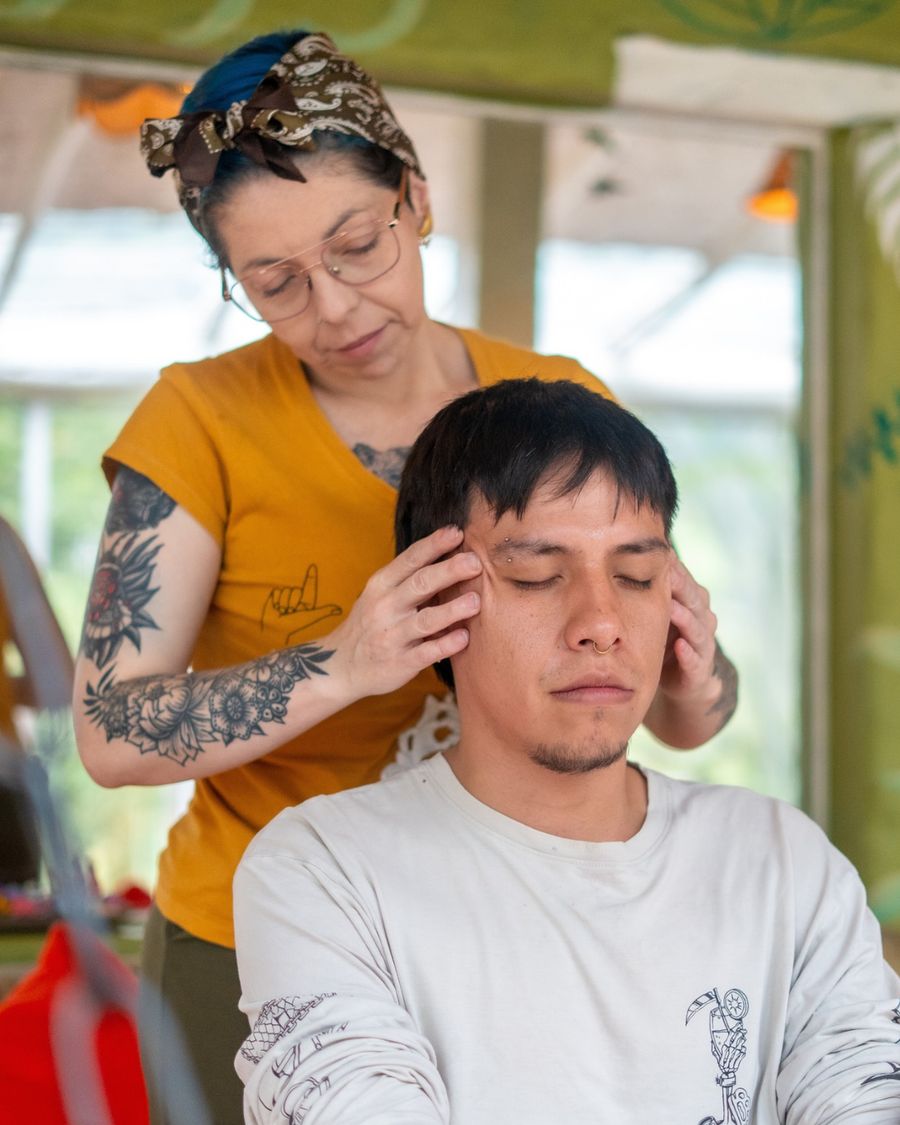 Nathalia haciendo bioliberación facial a un hombre que descansa con los ojos cerrados