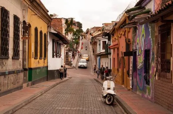 Una calle empedrada de La Candelaria, en Bogotá, con casas de colores